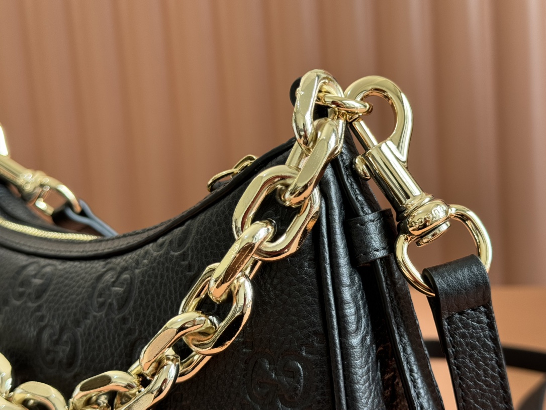 Gucci Emblem Black Grainy Leather Small Bag