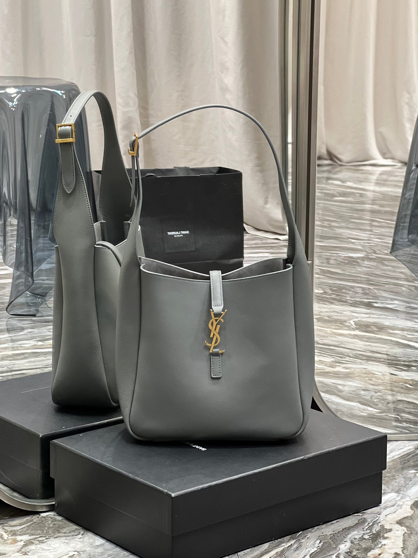 YSL LE 5 À 7 SOFT SMALL HOBO BAG IN SMOOTH LEATHER