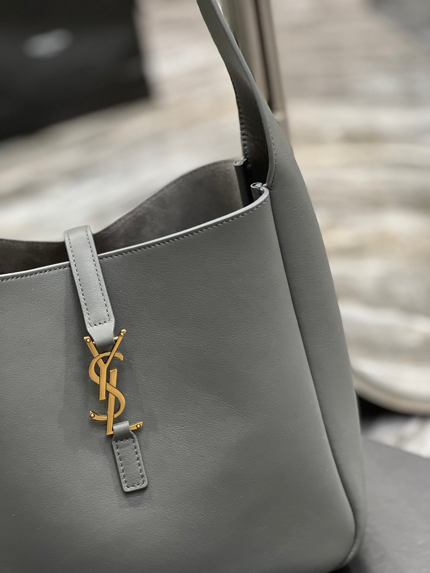 YSL LE 5 À 7 SOFT SMALL HOBO BAG IN SMOOTH LEATHER