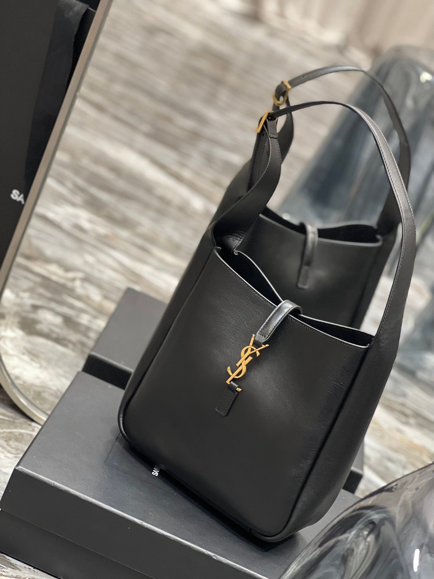 YSL LE 5 À 7 SOFT SMALL HOBO BAG IN SMOOTH LEATHER