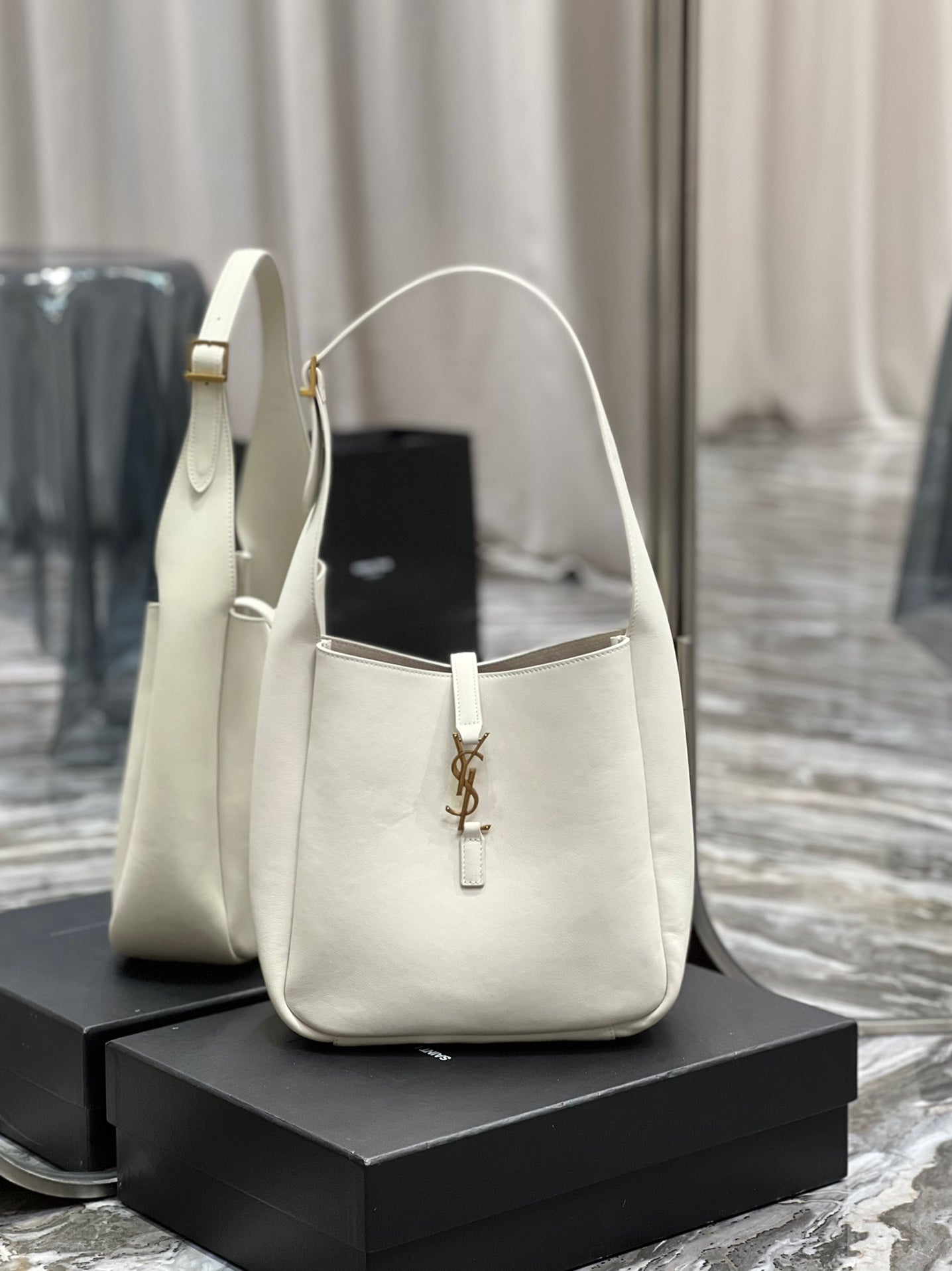 YSL LE 5 À 7 SOFT SMALL HOBO BAG IN SMOOTH LEATHER