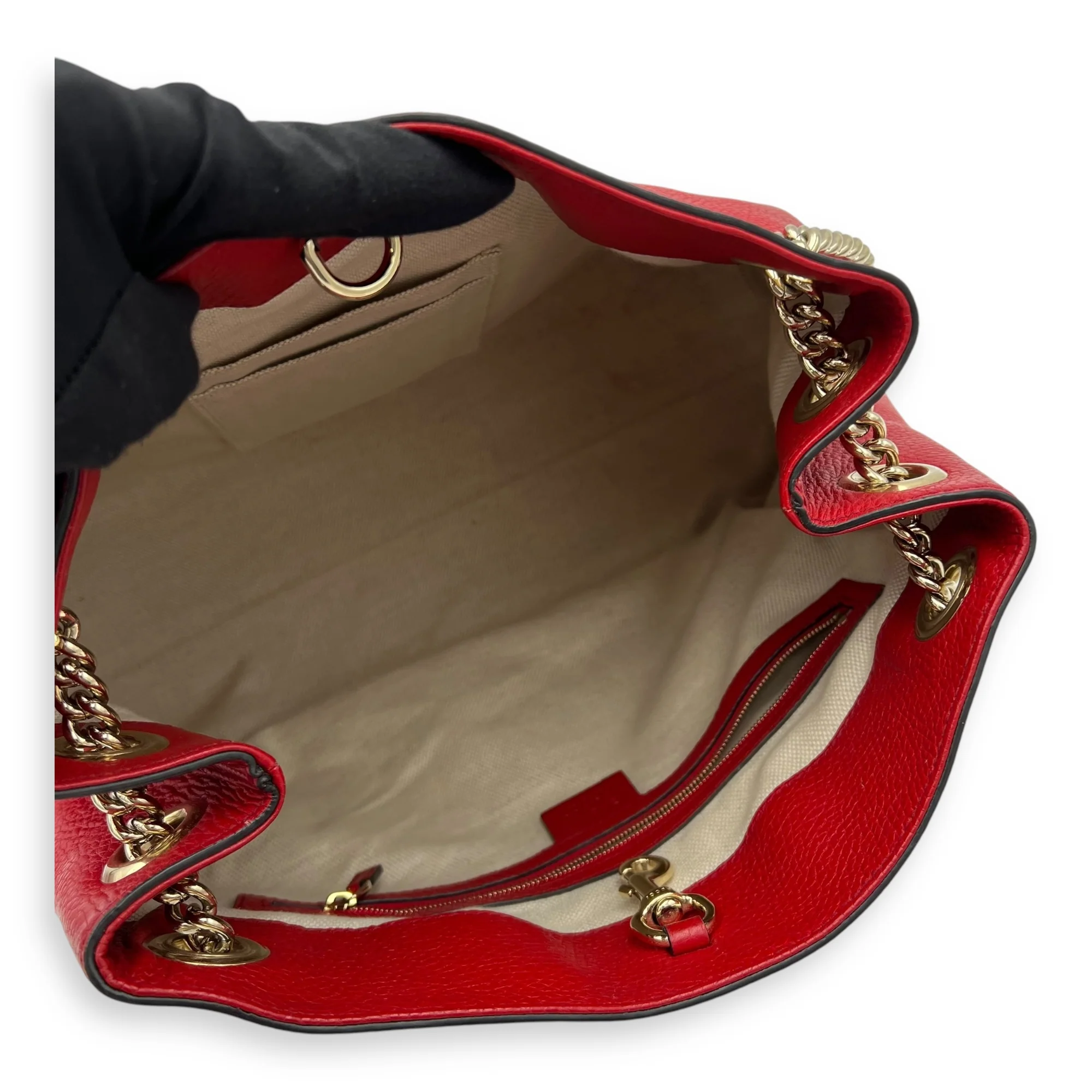 Soho Shoulder Bag Red in Calfskin, Gold hardware
