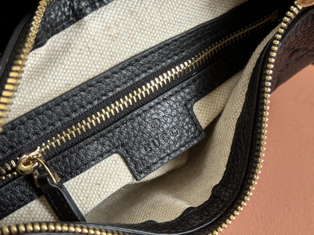 Gucci Emblem Black Grainy Leather Small Bag