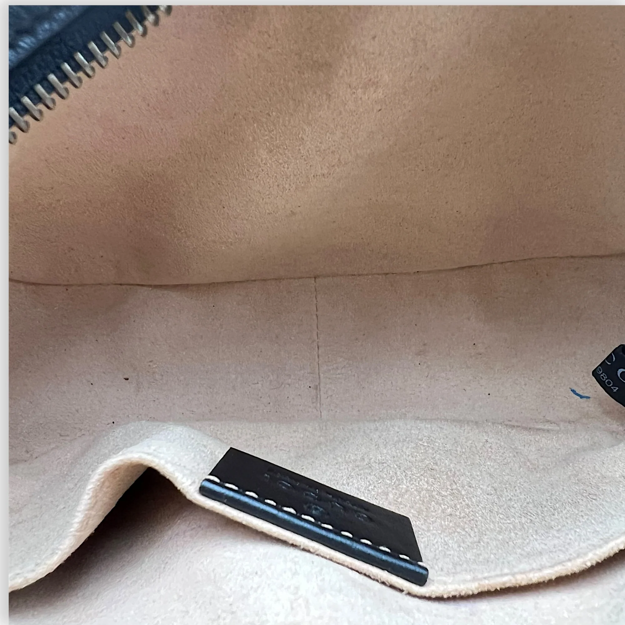 GG Marmont mini Black Crossbody Bag in Calfskin, Gold hardware