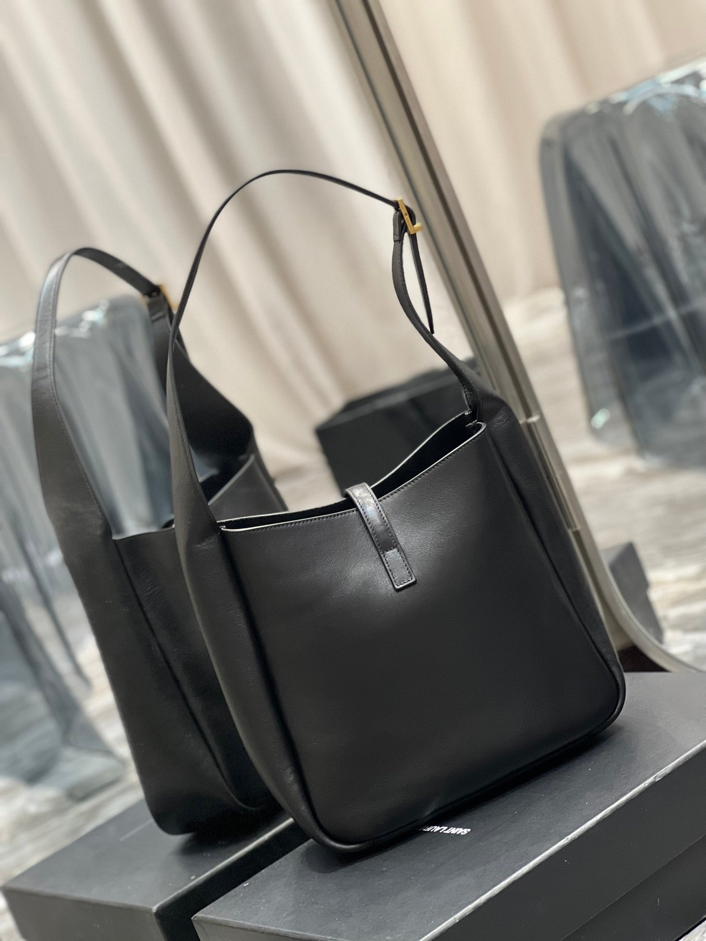 YSL LE 5 À 7 SOFT SMALL HOBO BAG IN SMOOTH LEATHER