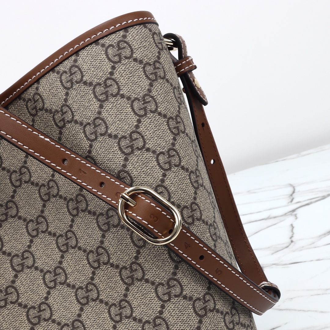 Gucci GG Emblem bucket bag - Medium