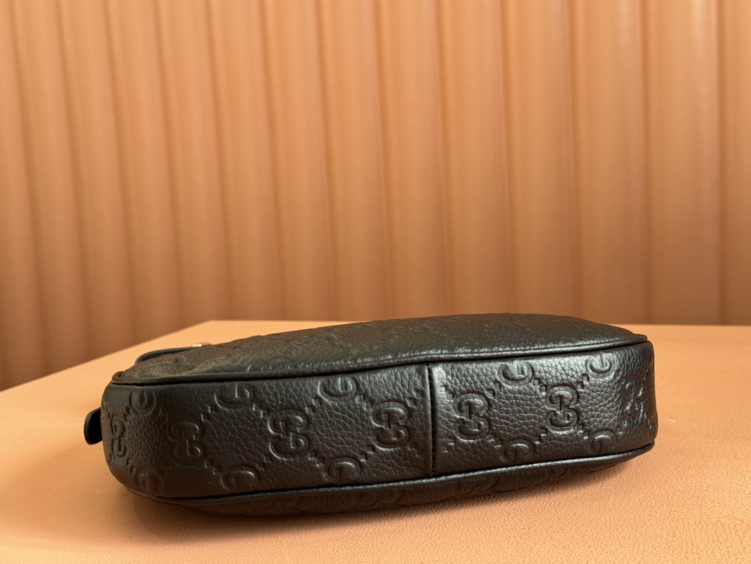 Gucci Emblem Black Grainy Leather Small Bag