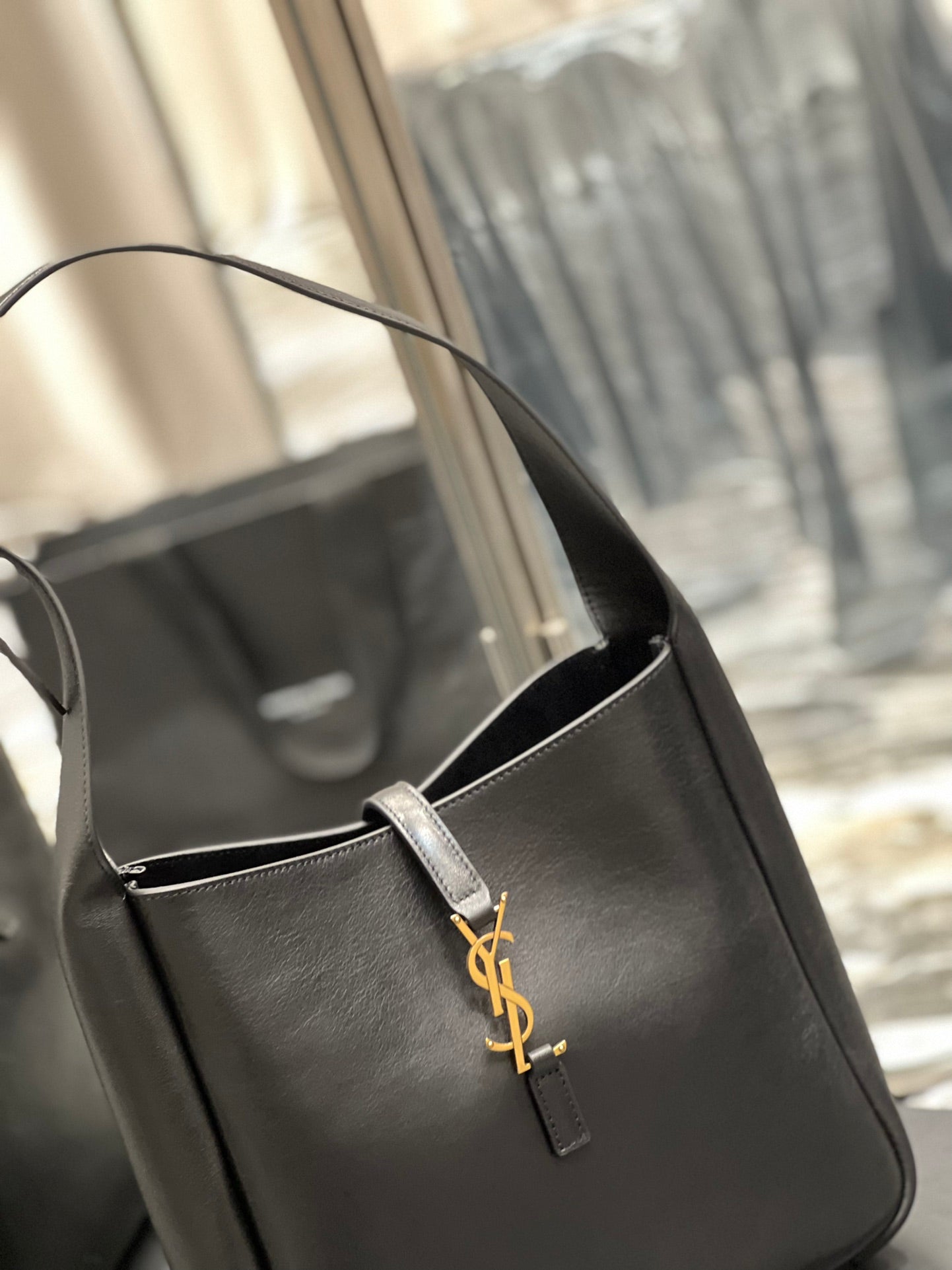 YSL LE 5 À 7 SOFT SMALL HOBO BAG IN SMOOTH LEATHER