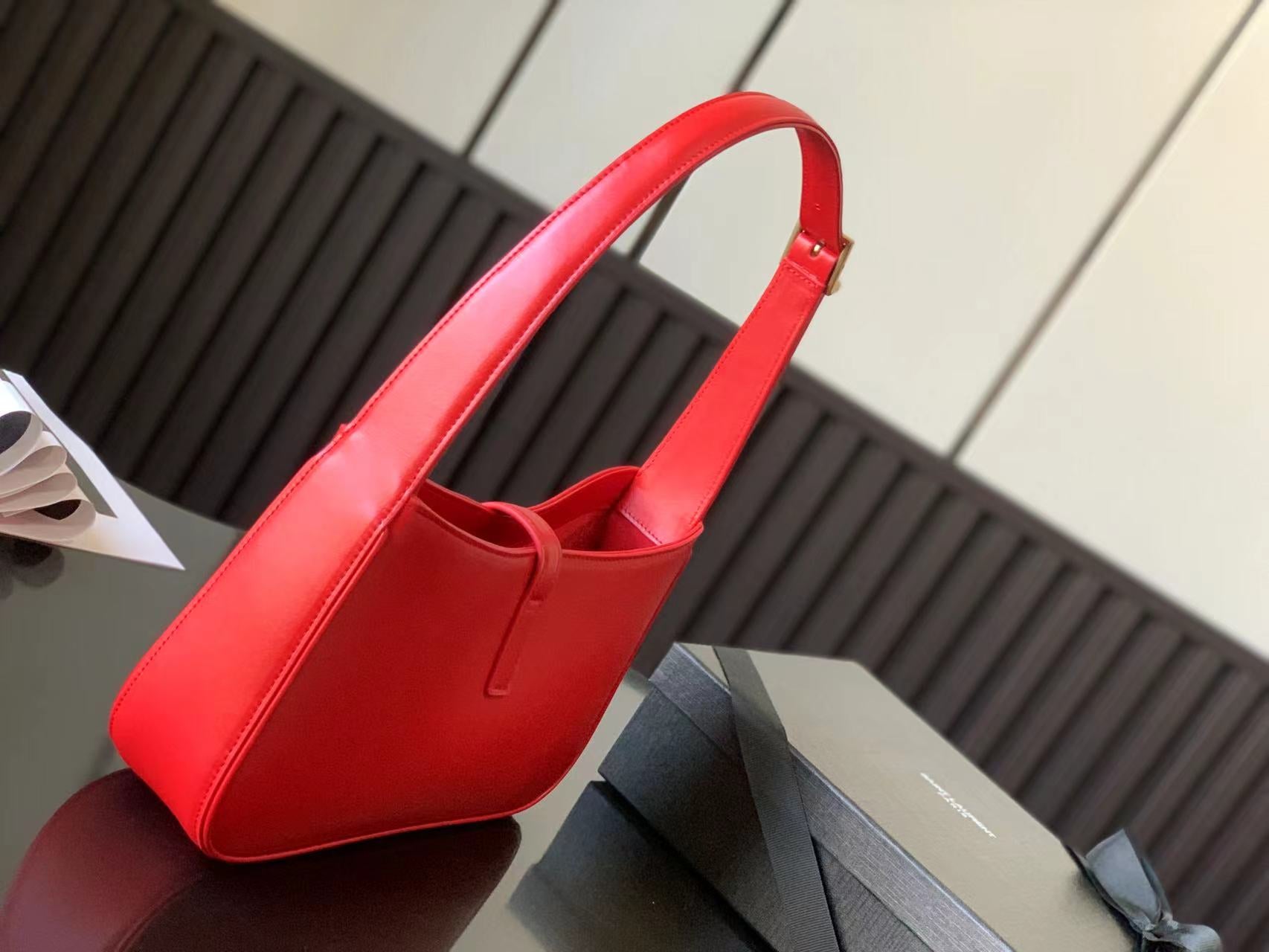 YSL Le 5 A 7 Hobo Bag In Smooth Leather