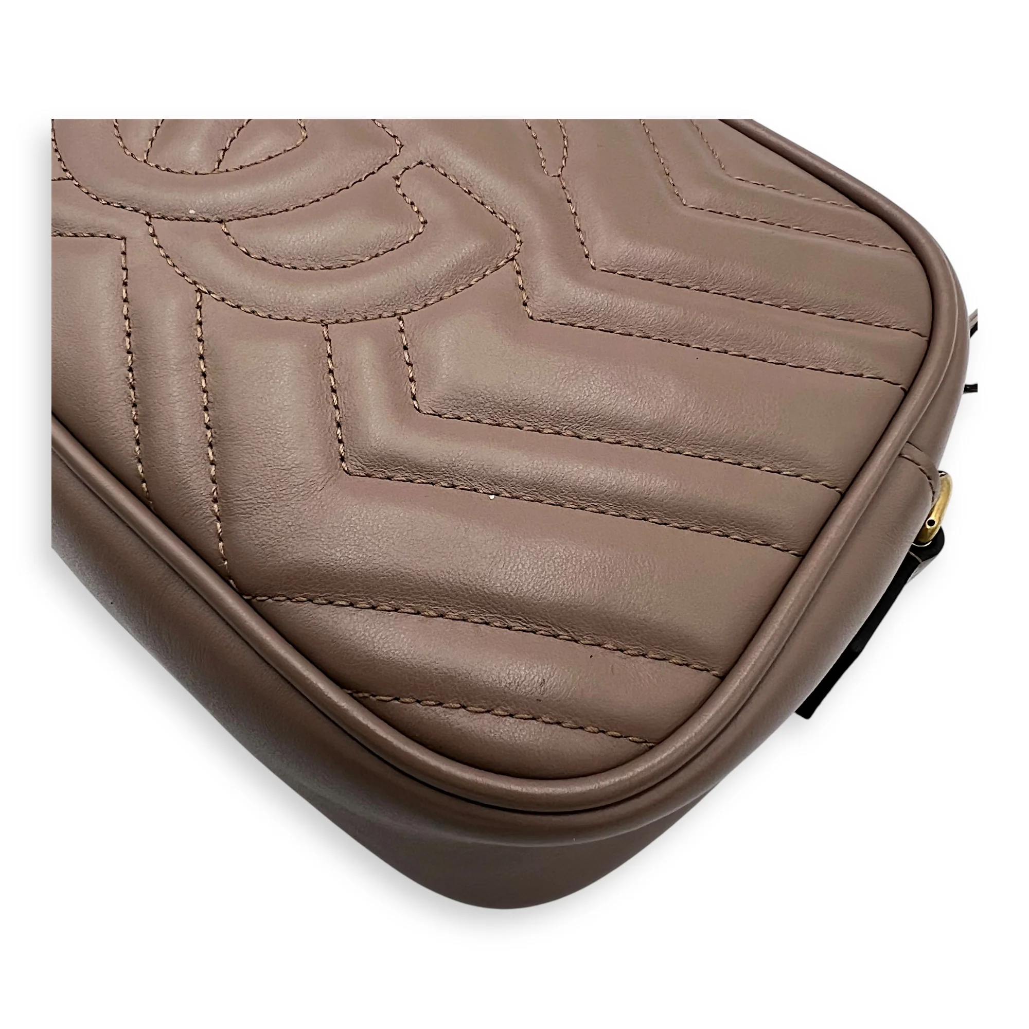 GG Marmont Crossbody Bag Medium Pink in Calfskin, Gold hardware
