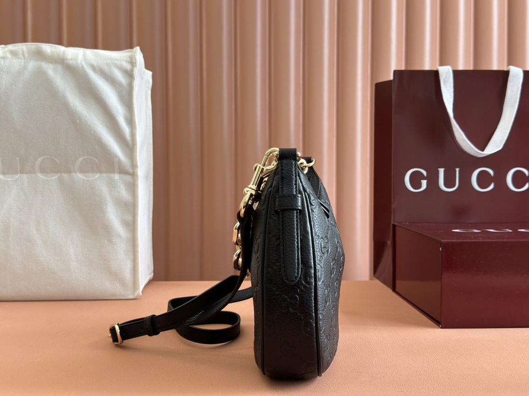 Gucci Emblem Black Grainy Leather Small Bag