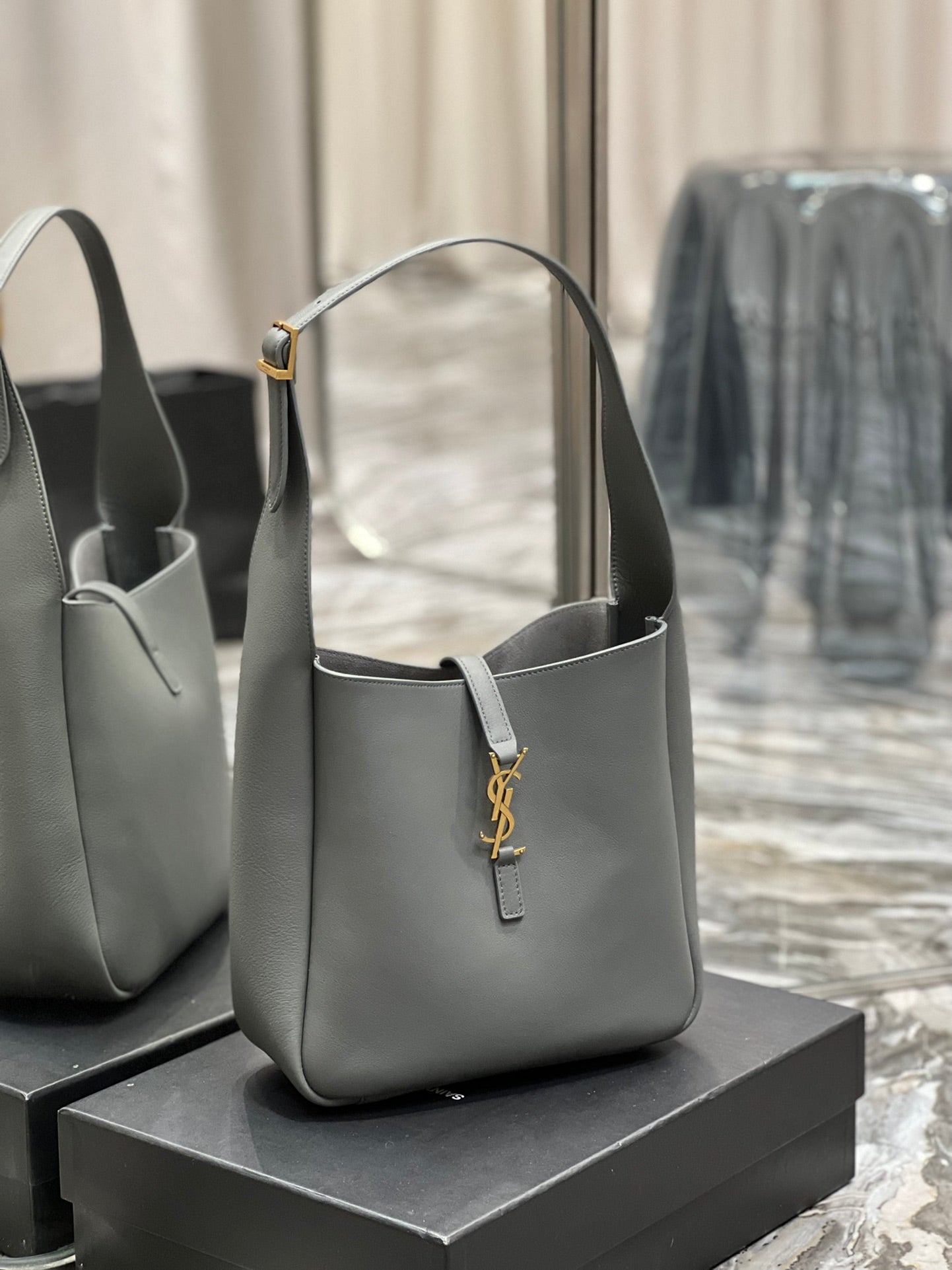 YSL LE 5 À 7 SOFT SMALL HOBO BAG IN SMOOTH LEATHER