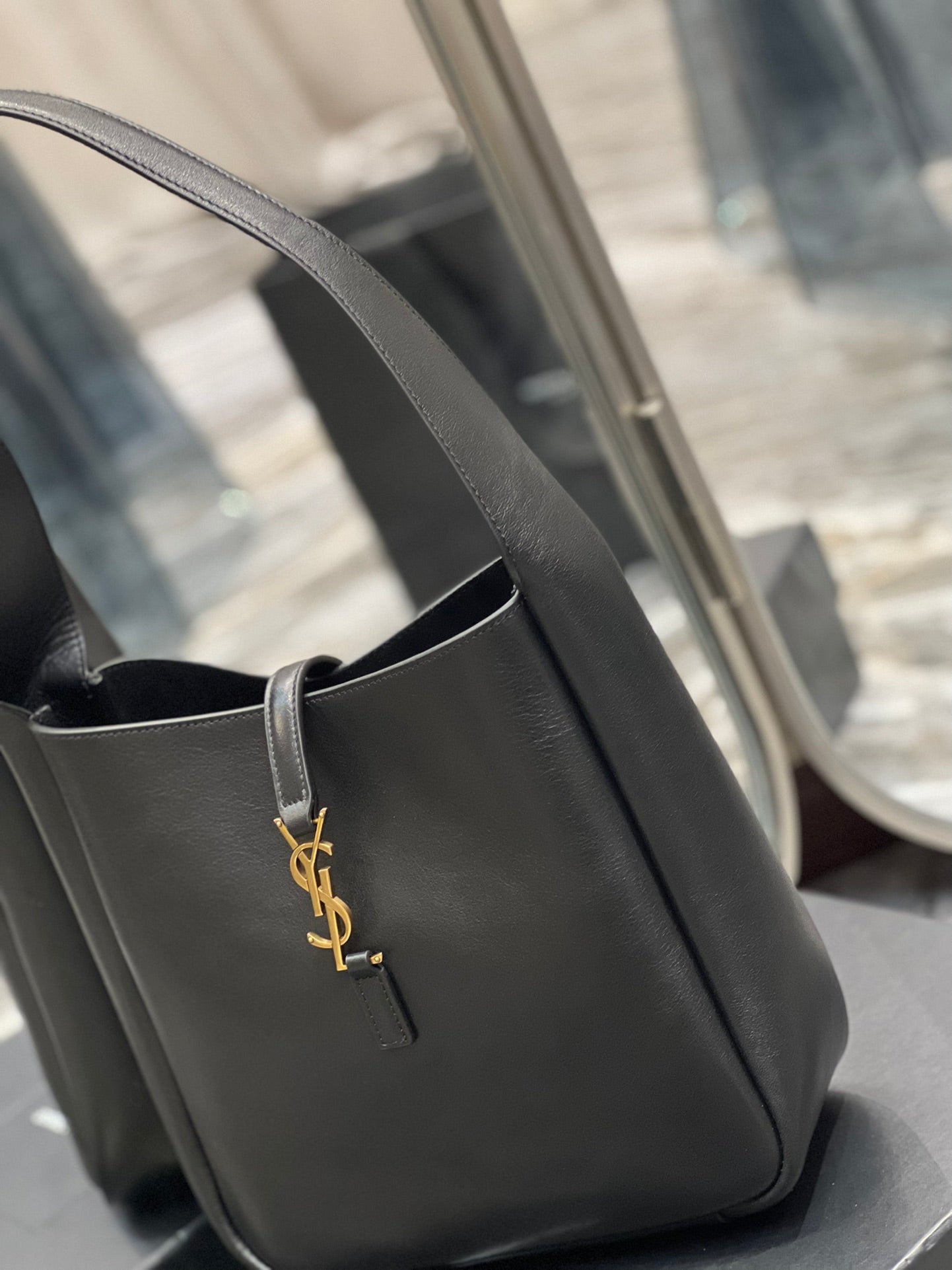 YSL LE 5 À 7 SOFT SMALL HOBO BAG IN SMOOTH LEATHER
