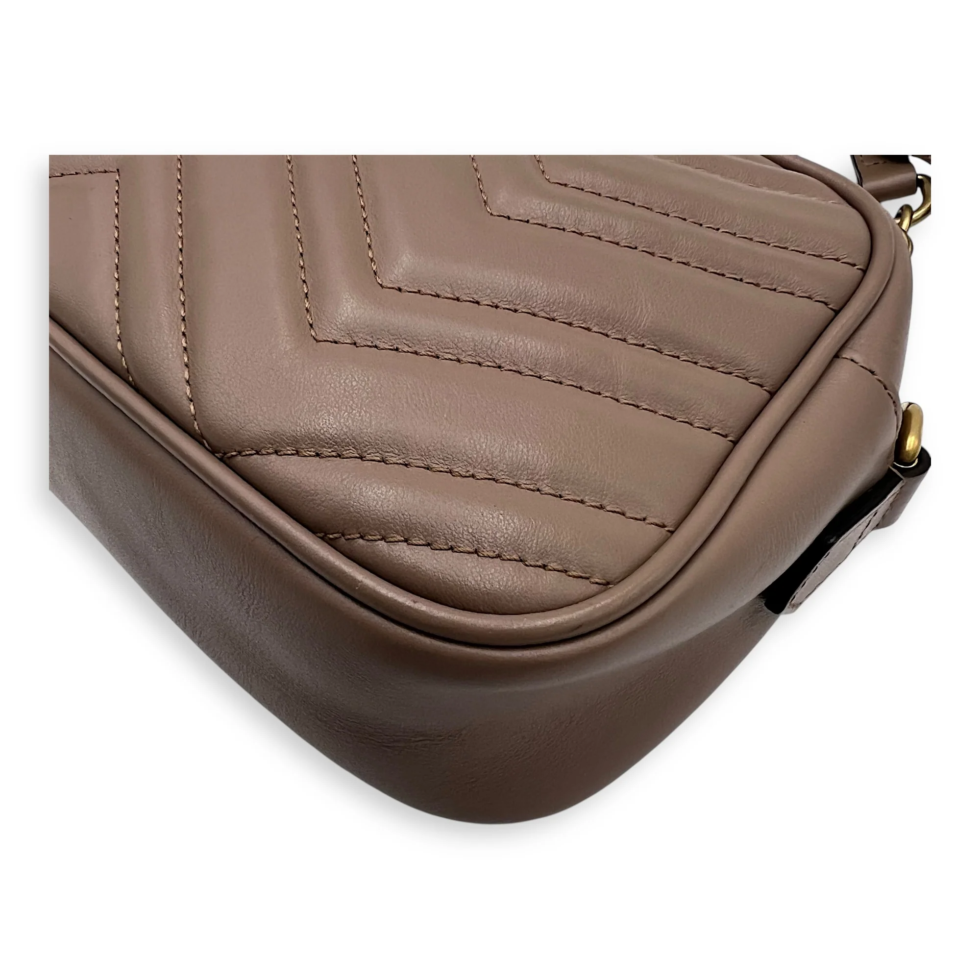 GG Marmont Crossbody Bag Medium Pink in Calfskin, Gold hardware
