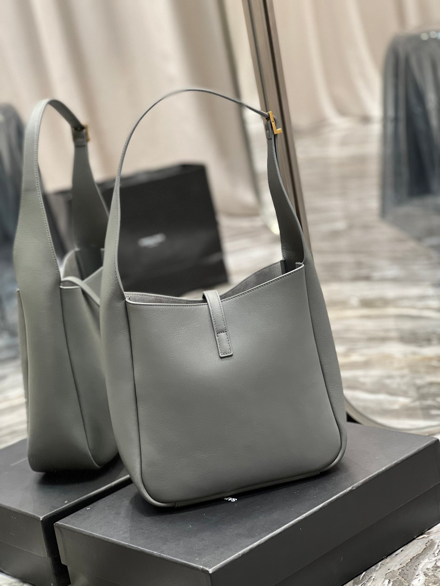 YSL LE 5 À 7 SOFT SMALL HOBO BAG IN SMOOTH LEATHER