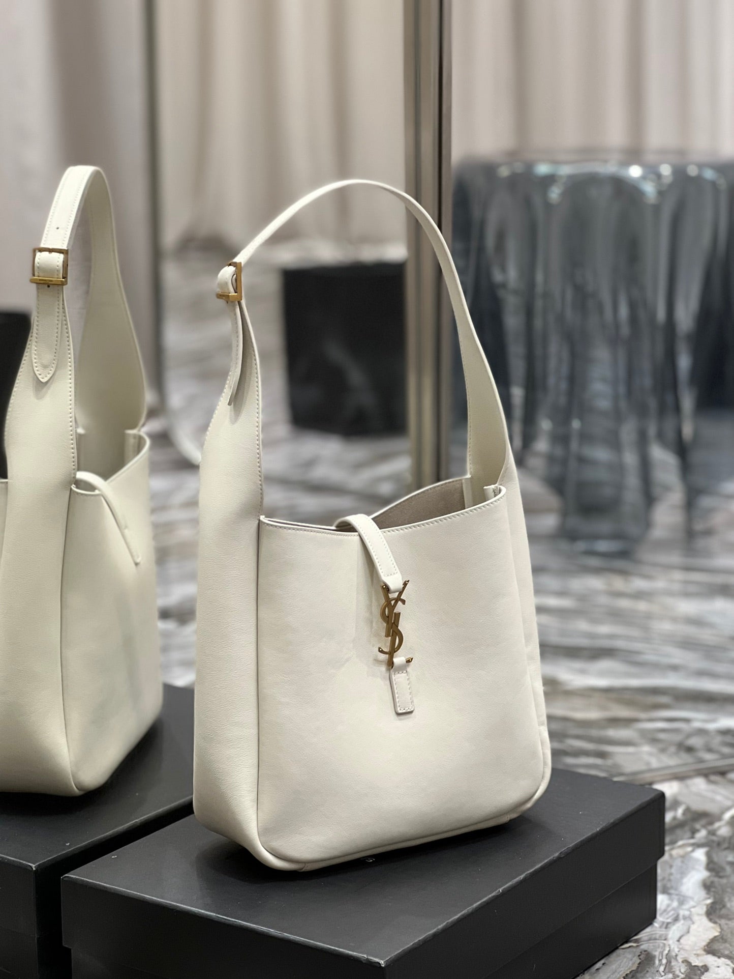 YSL LE 5 À 7 SOFT SMALL HOBO BAG IN SMOOTH LEATHER