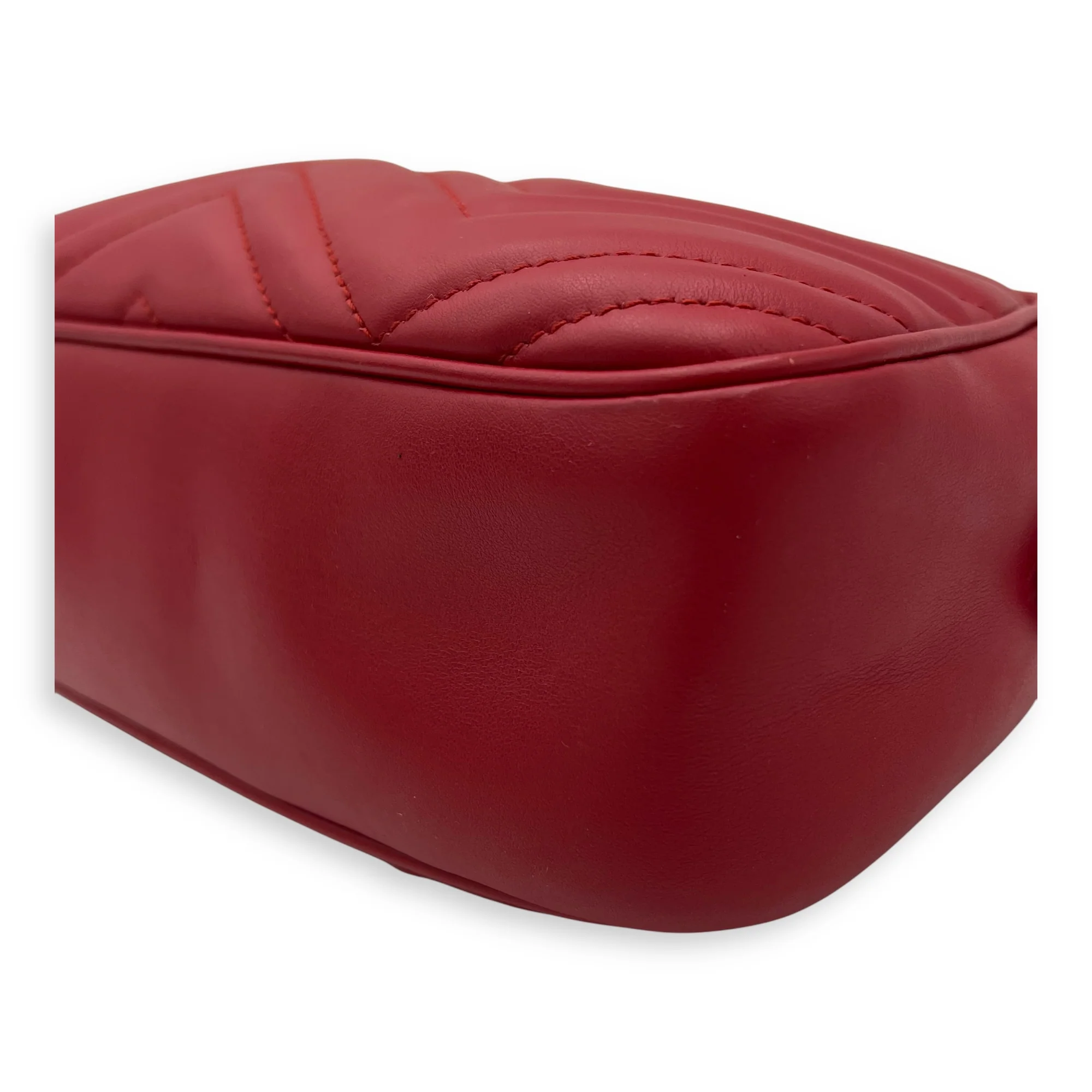 GG Marmont Shoulder Bag Red in Calfskin, Gold hardware