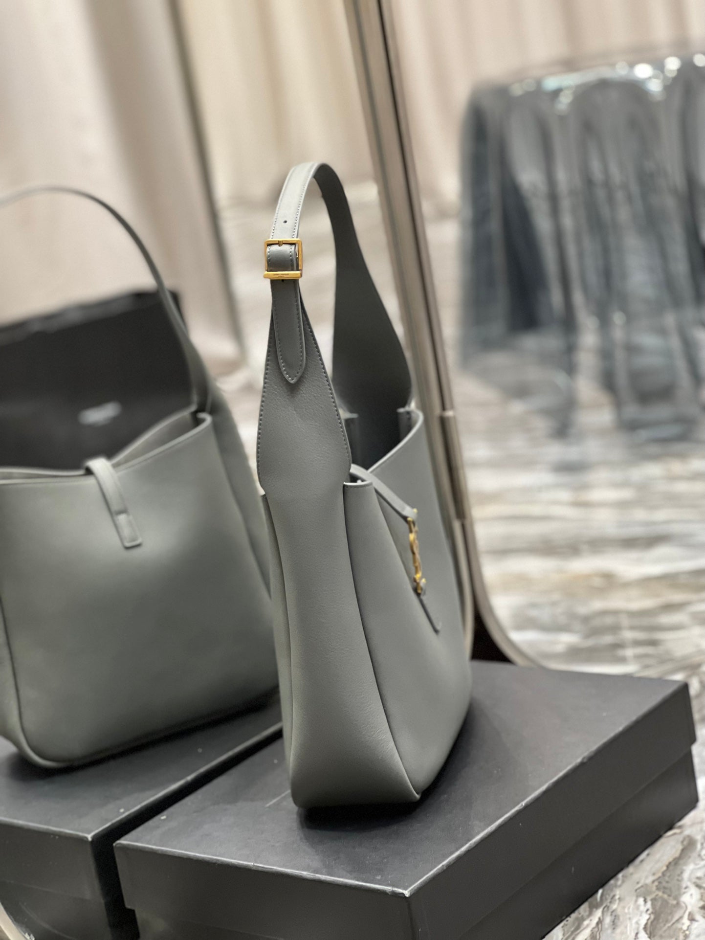 YSL LE 5 À 7 SOFT SMALL HOBO BAG IN SMOOTH LEATHER