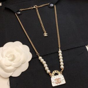 White bag pearl necklace