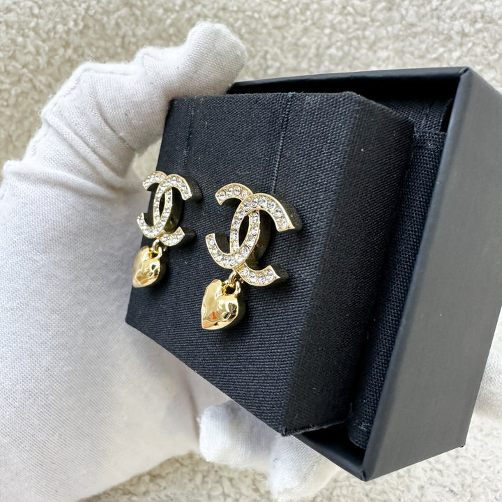 23P Heart Dangling Earrings with Crystals in GHW