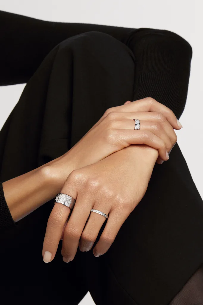 COCO CRUSH RING Quilted motif, mini version, 18K white gold