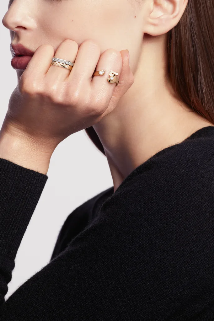 COCO CRUSH RING Quilted motif, mini version, 18K BEIGE GOLD